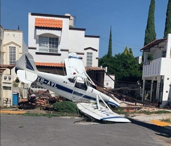 Se desploma avioneta en fraccionamiento de Celaya Gto.