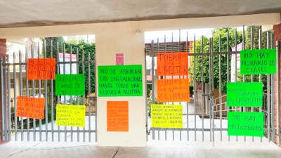 Toman escuela secundaria de Arroyo Seco