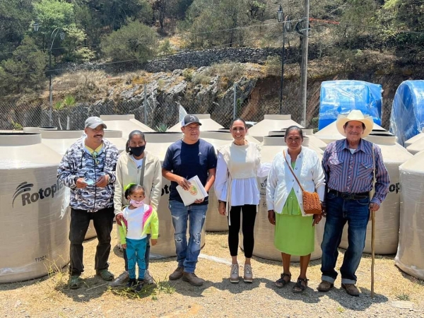 Se entregan tinacos a través del programa "Acciones por ti" en San Joaquín.