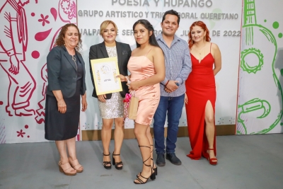 Apadrina Lupita Ramírez 1a Generación de la escuela de Belleza "Ana" en Jalpan de Serra.