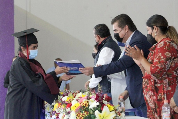    Toño Mejía preside ceremonia de graduación del COBAQ