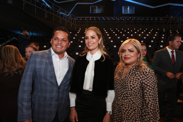 Lupita Ramírez e Iván Zárate acompañan a Car Herrera de Kuri  a su 1er Informe de Actividades