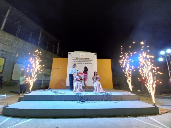 Coronan a María José I reina de las Fiestas en honor a San Nicolás de Bari