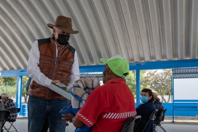 Enrique Vega inicia entrega de cobijas en tres comunidades de El Marqués