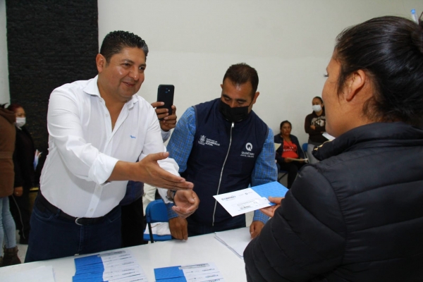 Entregan tarjeta "Contigo" que beneficia a mujeres de Cadereyta