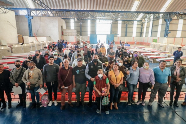 Roberto Cabrera entrega apoyos a 110 familias como parte del Programa Adelante Mi Querido San Juan