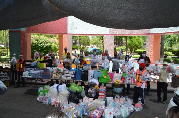 Cruz Roja entrega 85 paquetes de ayuda humanitaria en el Centro de Servicio "Parque de los Alcanfores Norte".