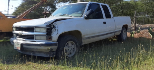 Despistado conductor choca contra objeto fijo